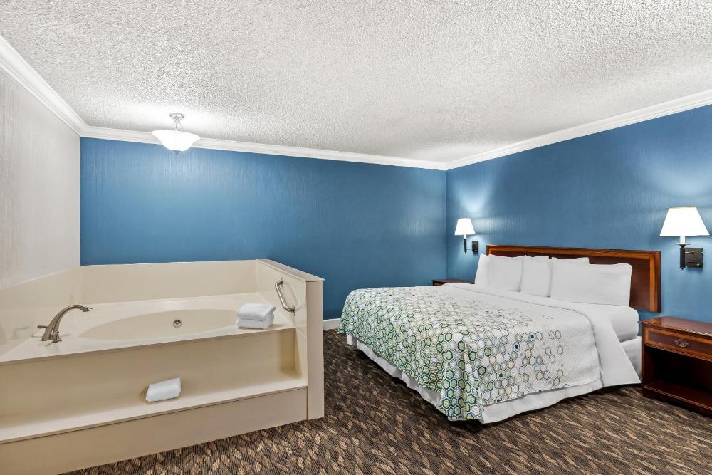 Suite King with Spa Bath Non-Smoking interior